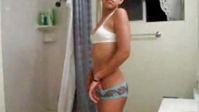 Hai da clad tóc vàng lesbos sử dụng dildo trong tối phòng phim gai xinh xxx trên một đi văng